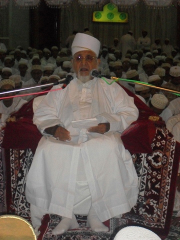 Huzoor-e-'Aali Saiyedna saheb (tus) in Nooraani Masjid for the ibaadaat of Laylat ul-Qadr